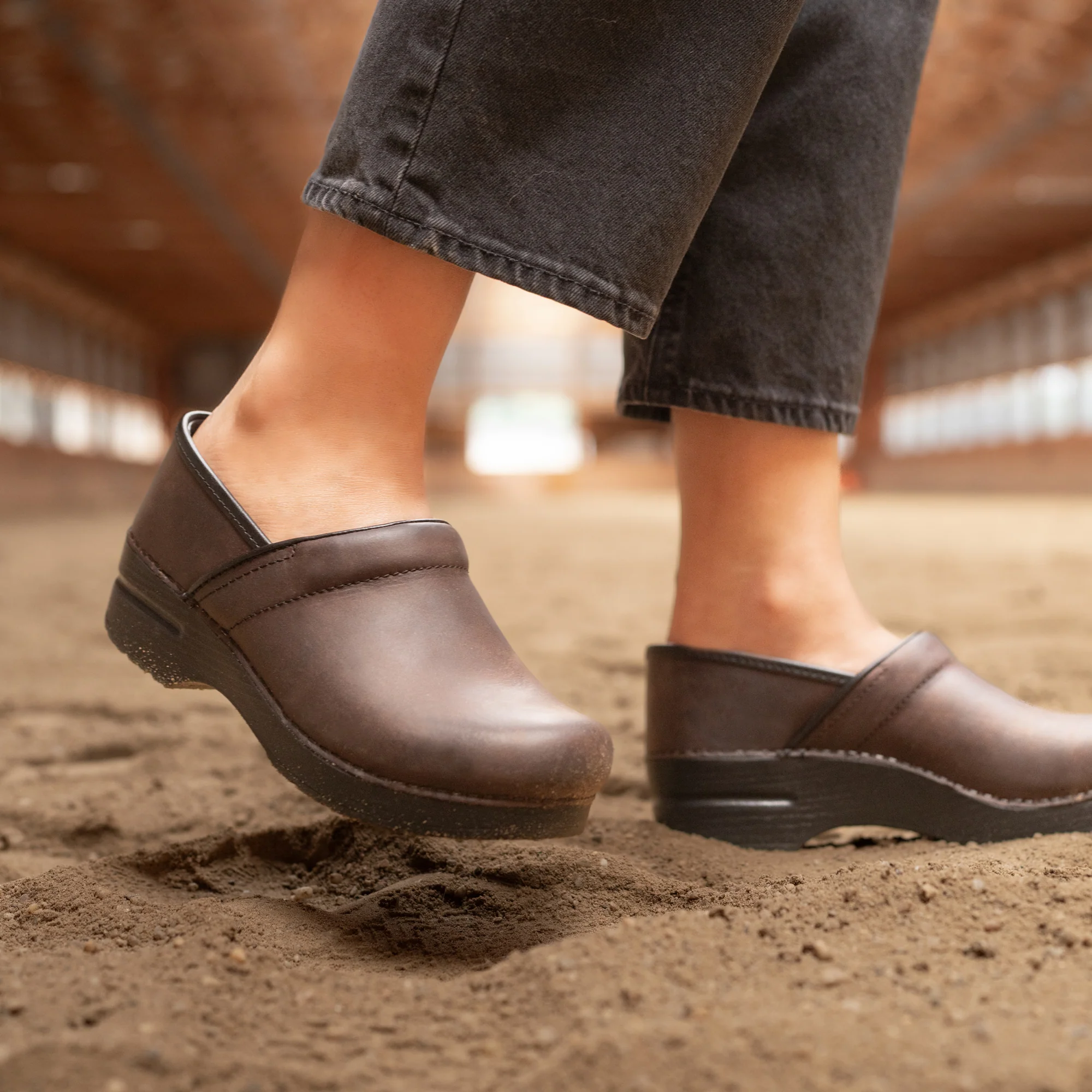 Read more about the article Dansko Shoes: The 2026 Guide to the Gold Standard of Professional Comfort