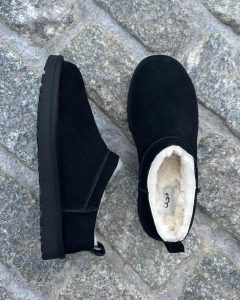 Read more about the article UGG Classic Ultra Mini Buying Guide: Fit, Sizing & Style